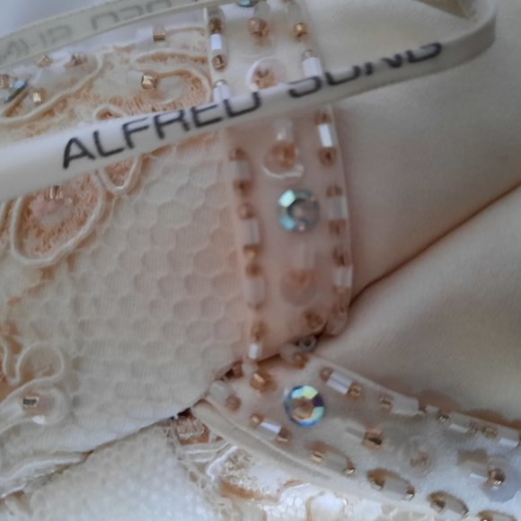Alfred Sung Wedding Dress Size 4 - Picture 10 of 11